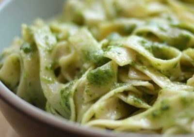 Tallarines con salsa de espinacas y cuatro quesos